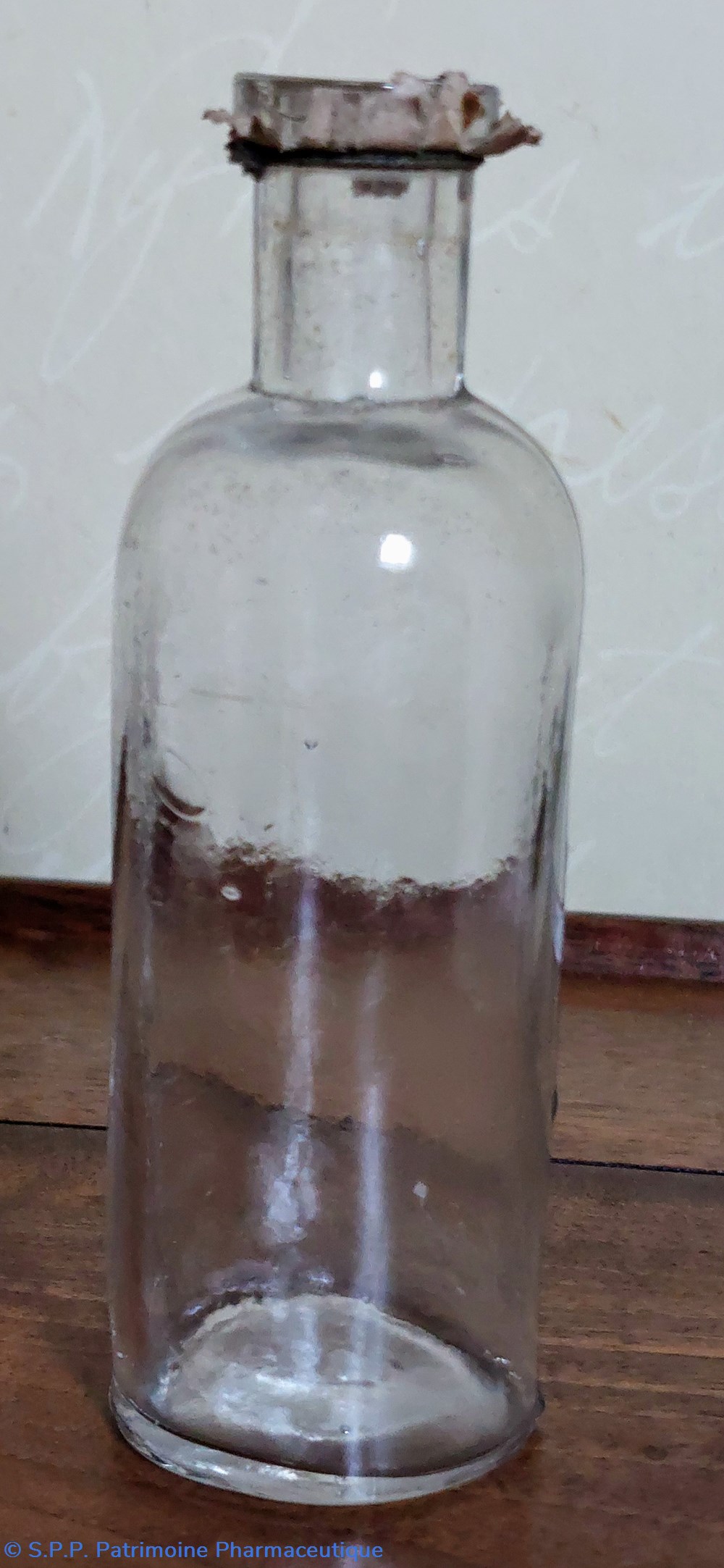 13 - Flacon cylindrique forme bouteille en verre science pharmacie 13 flacon cylindrique forme bouteille en verre