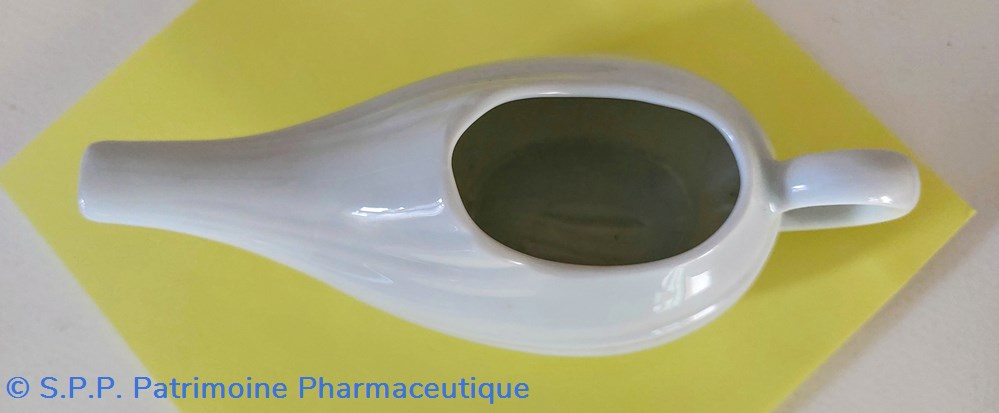 science pharmacie canard ou biberon de malade en porcelaine