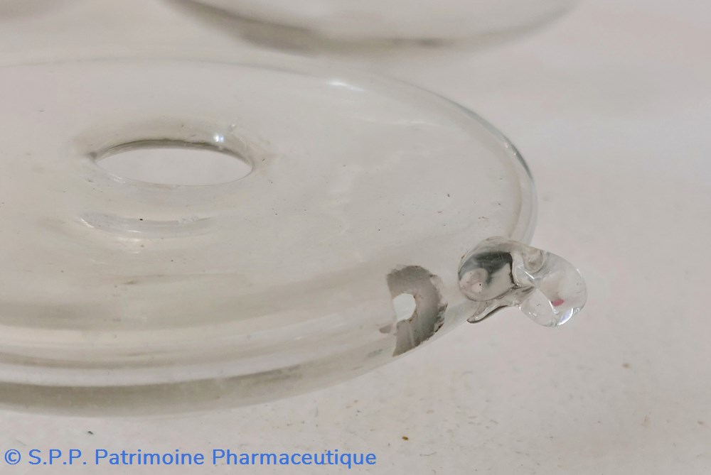 science pharmacie bouts de seins en verre