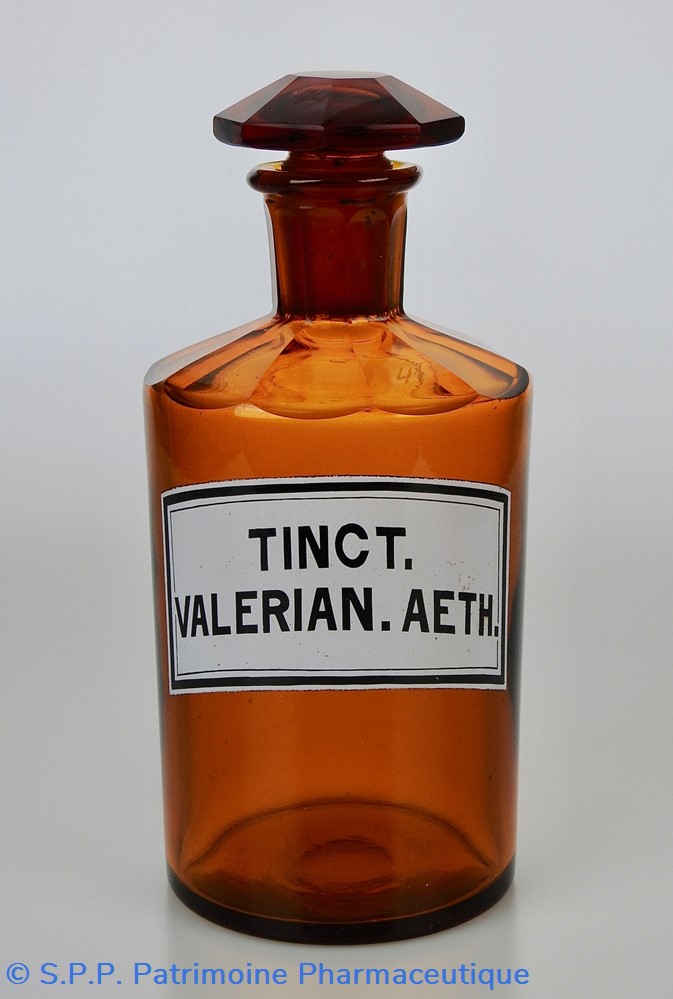 Flacon de pharmacie en verre ambré moyen modèle à étiquette blanche et noire science flacon de pharmacie en verre ambre moyen modele a etiquette blanche et noire