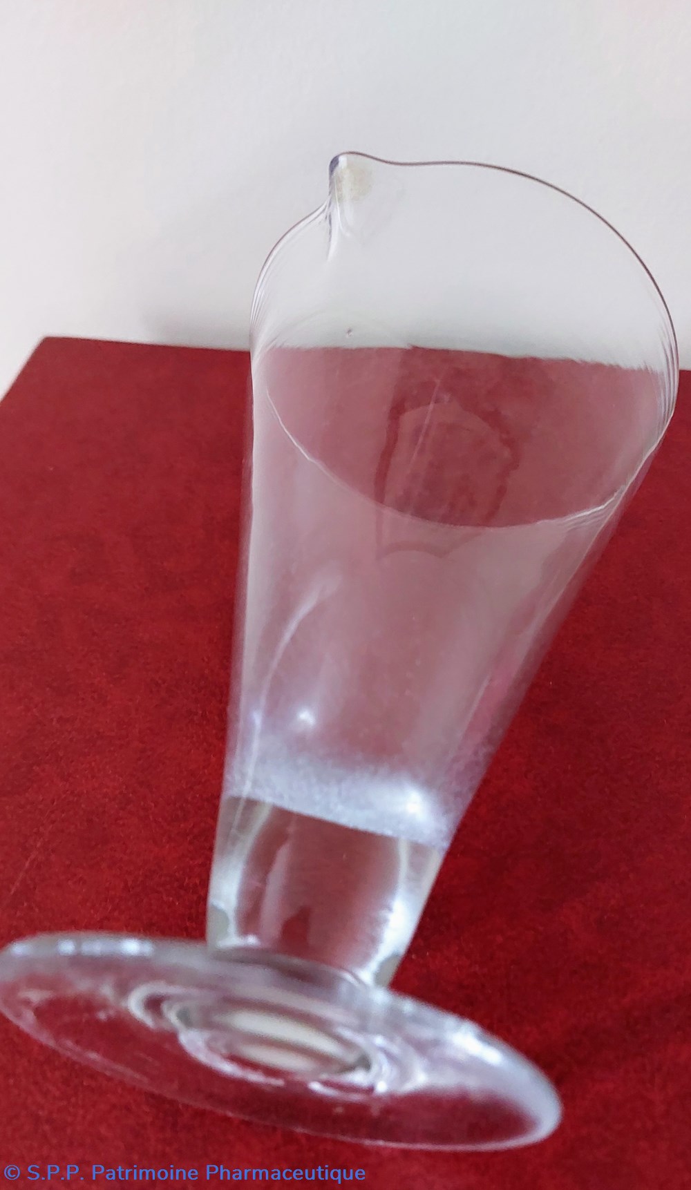 Verre évasé à bec verseur sur pied 4 science pharmacie verre evase a bec verseur sur pied