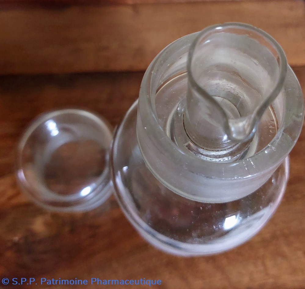 Bouteille verseuse en verre "Oleum Olivarum" 6 science pharmacie bouteille verseuse en verre oleum olivarum