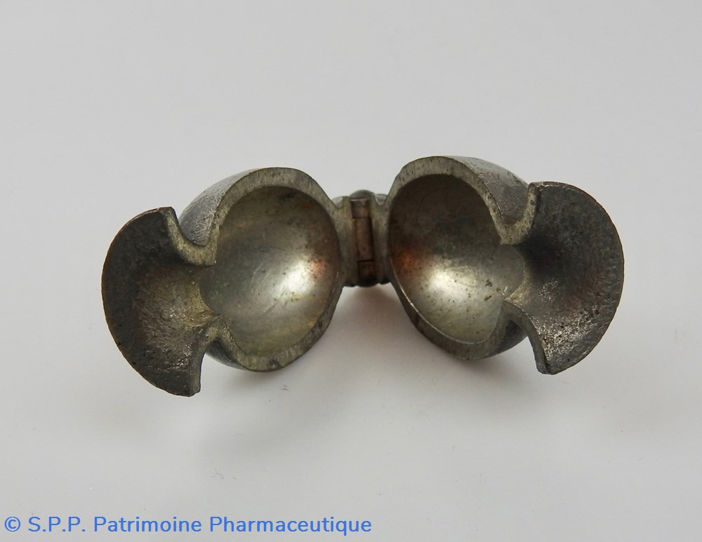 science pharmacie moule a ovule en etain