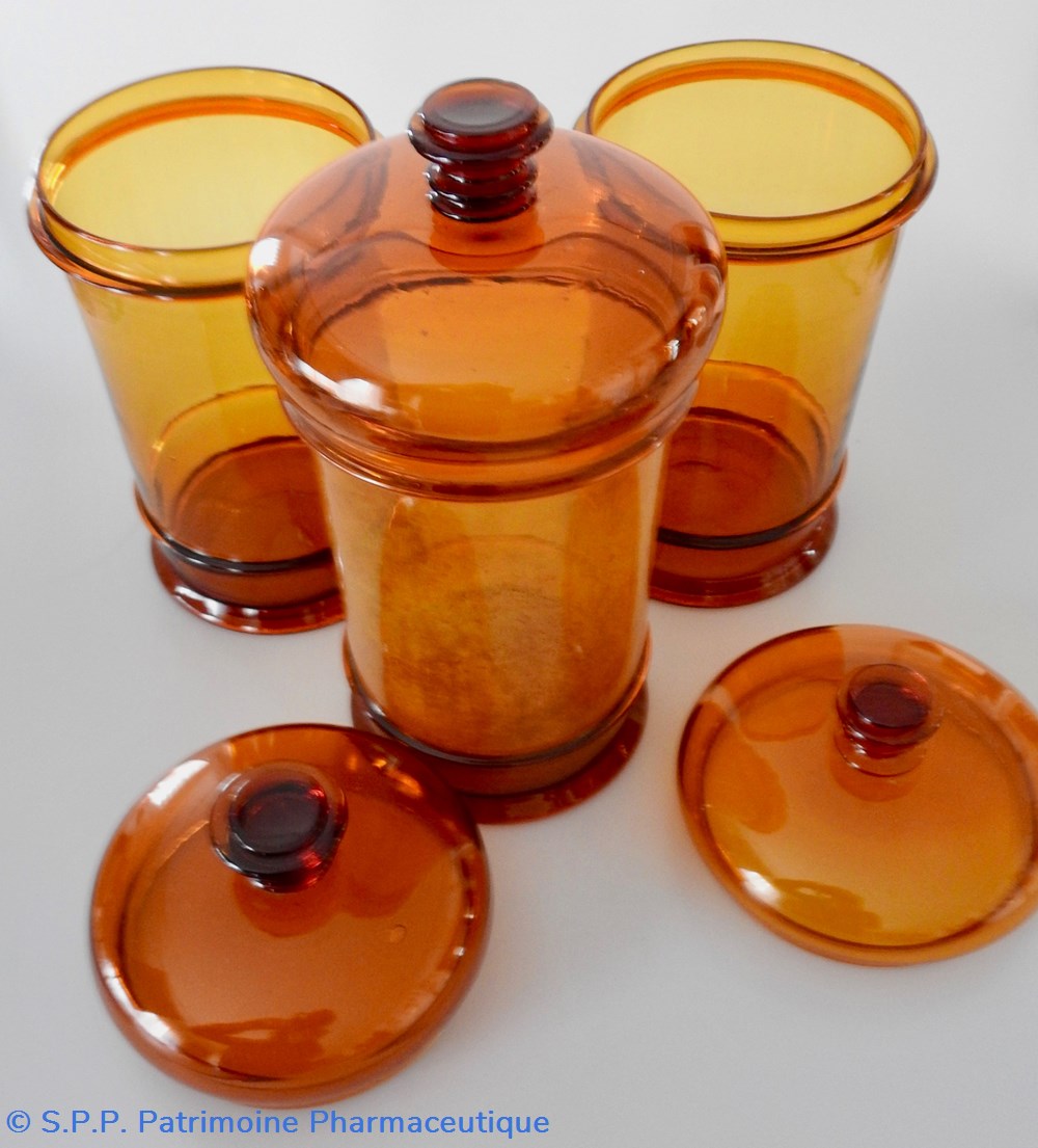 POTS de PHARMACIE COUVERTS en verre ambré .Série de 3 4 science pots de pharmacie couverts en verre ambre serie de 3