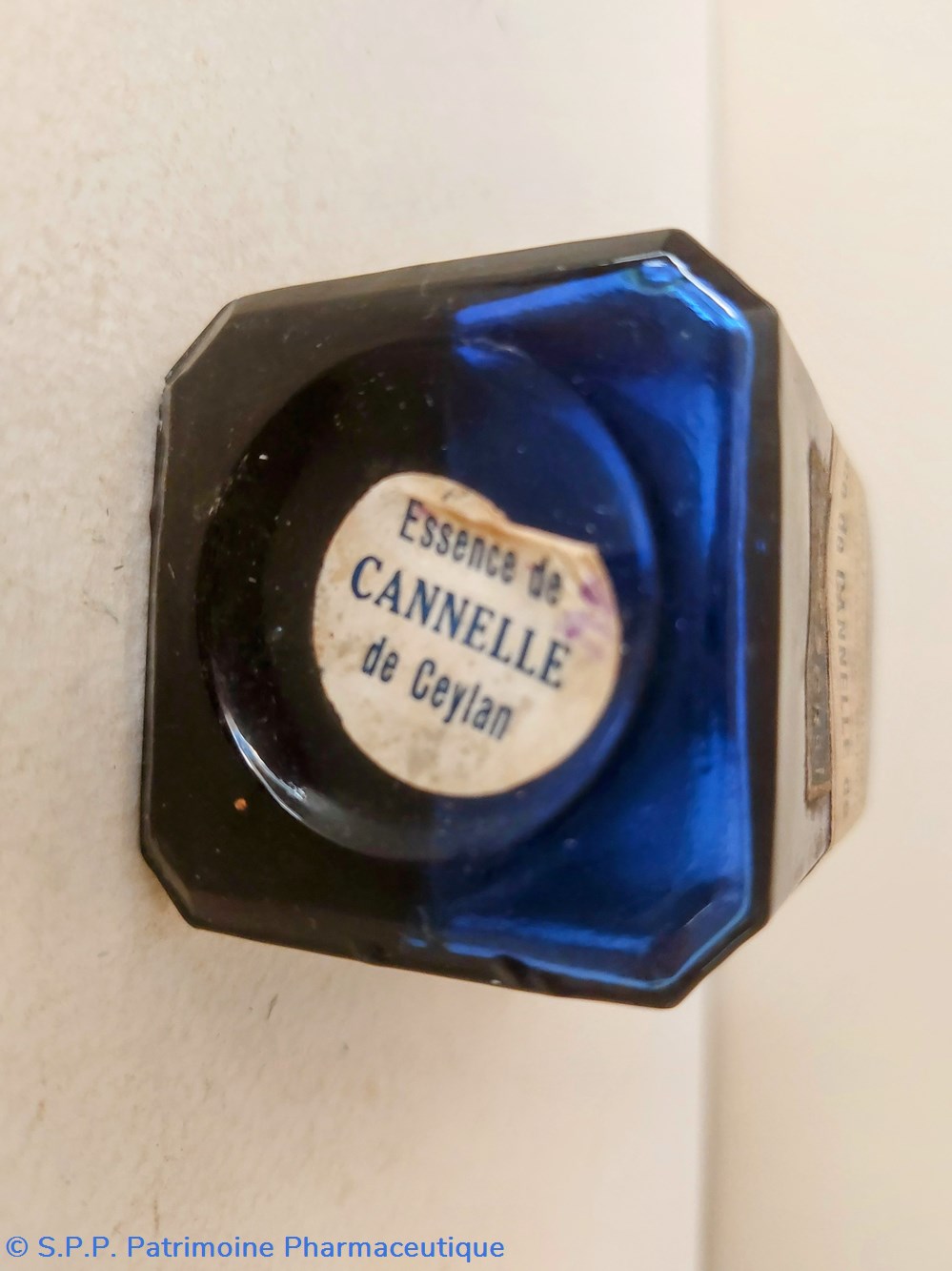 science pharmacie bleu bouteille base carree ess de cannelle