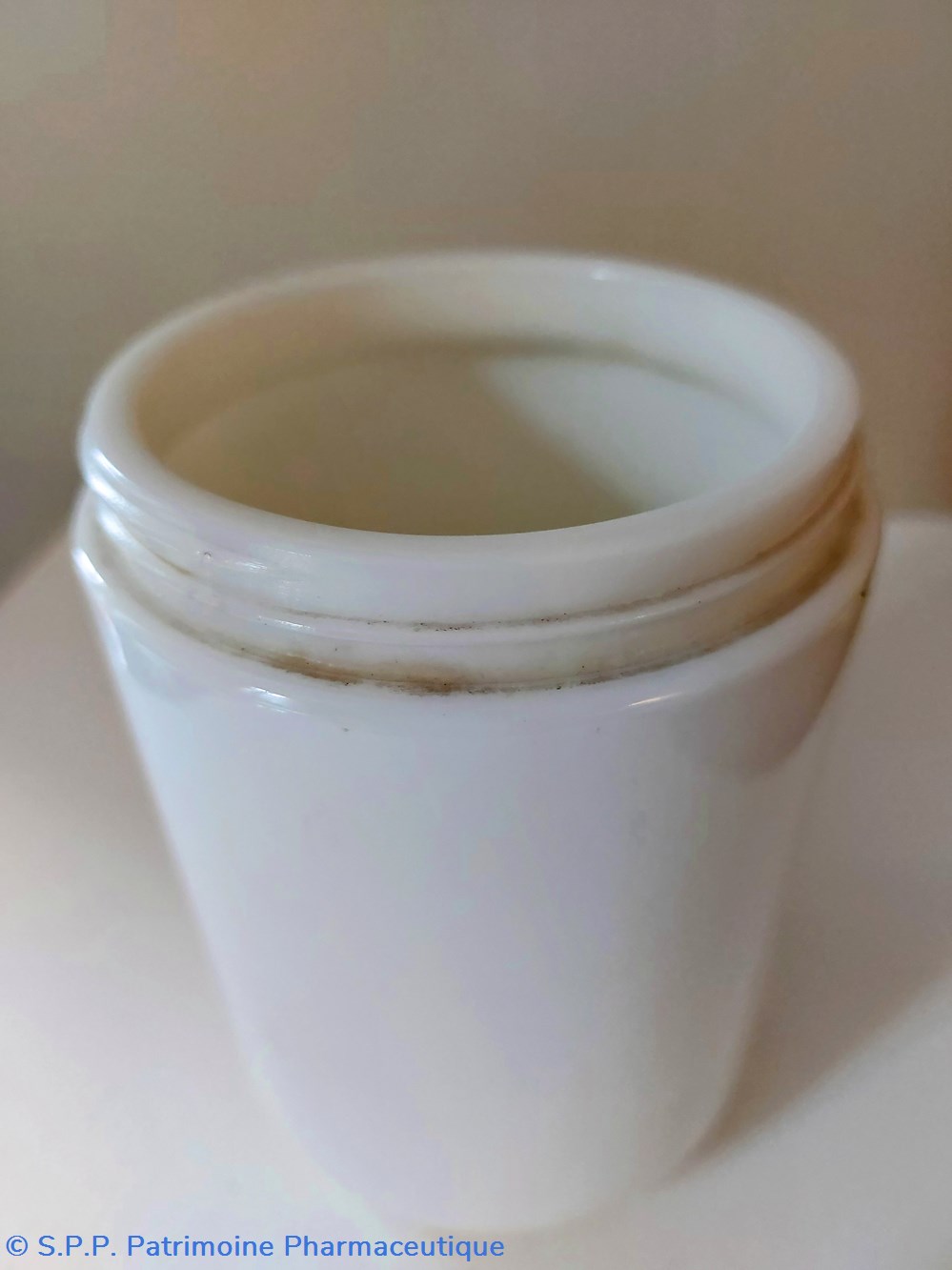 science pharmacie pot opaline blanc vide