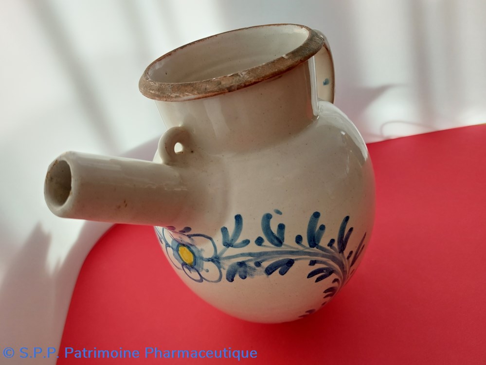 science pharmacie chevrette nevers faience decor feuillage bleu sur fond blanc