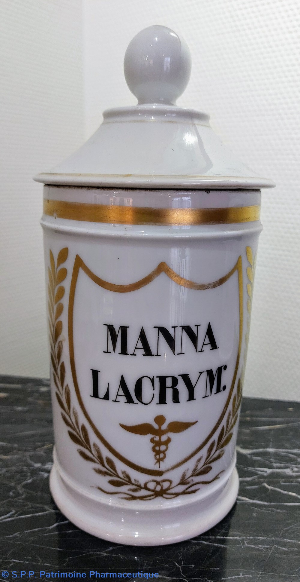 Pot faïence blanche MANNA LACRYM: science pharmacie pot faience blanche manna lacrym