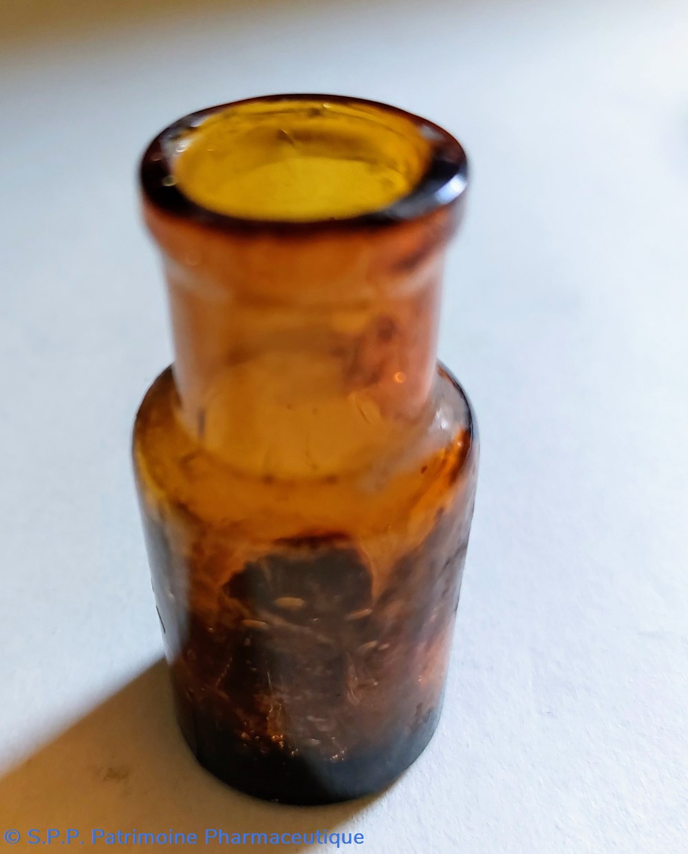 5 - Petit flacon en verre ambré 4 science pharmacie 5 petit flacon en verre ambre
