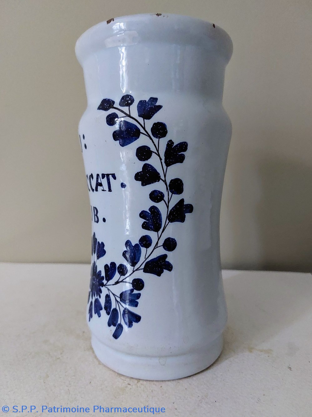 science pharmacie albarello faience u desicat rub decor bleu