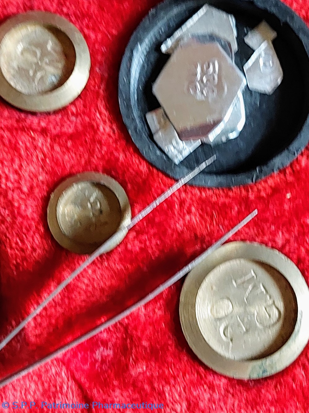 Trébuchet en laiton et ses accessoires 6 science pharmacie trebuchet en laiton et ses accessoires