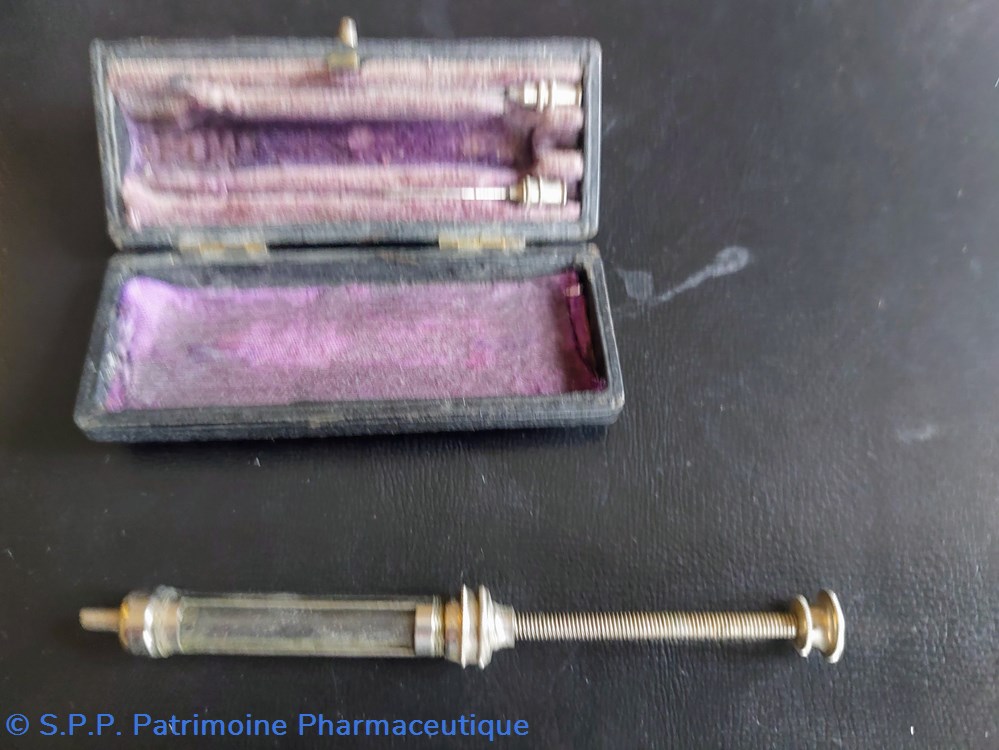 science pharmacie trousse urgence de poche petite seringue