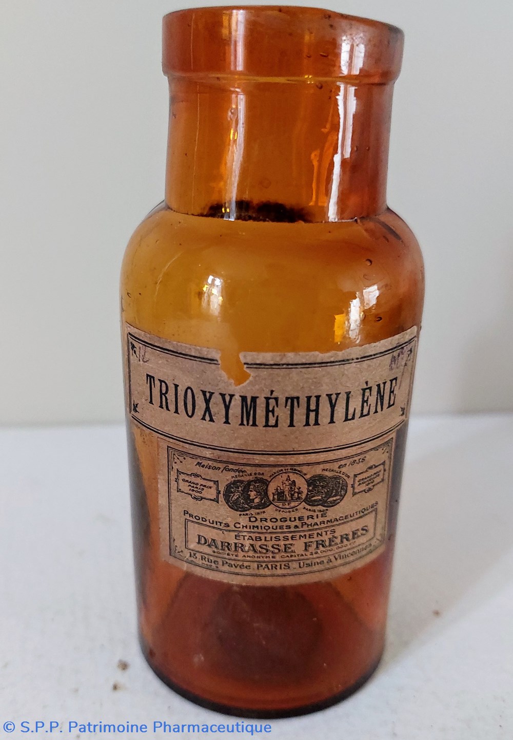 TRIOXYMETHYLENE / Flacon verre ambré 10 cm science pharmacie trioxymethylene flacon verre ambre 10 cm