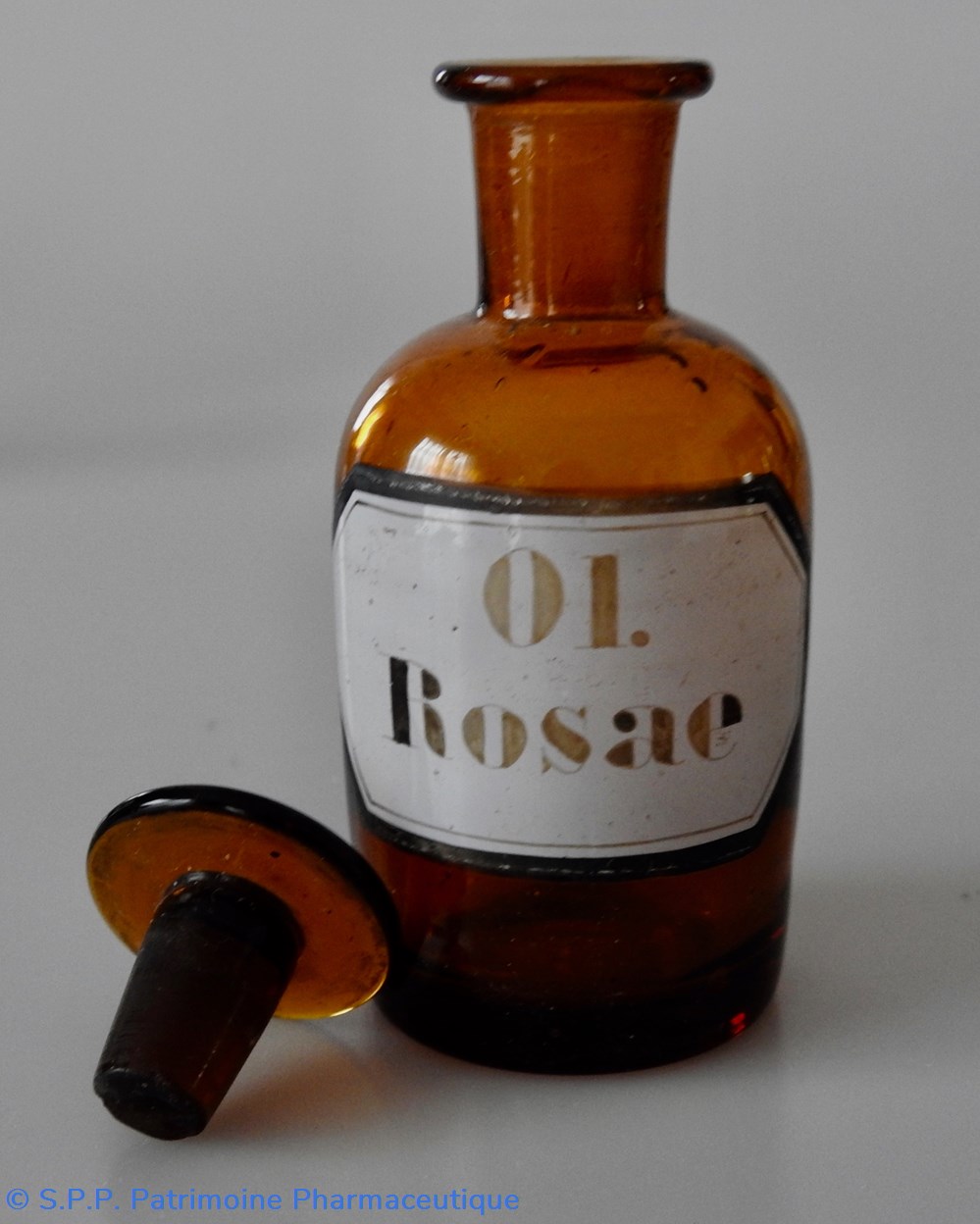 Flacon de pharmacie en verre ambré petit modèle avec étiquette 2 science flacon de pharmacie en verre ambre petit modele avec etiquette