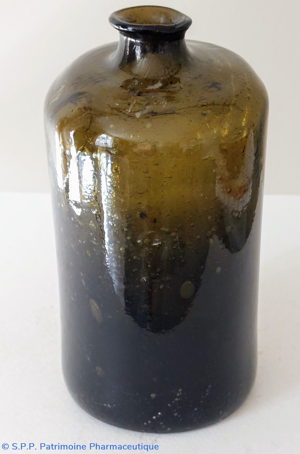 science pharmacie bouteille avec petit goulot en verre fume et bulle