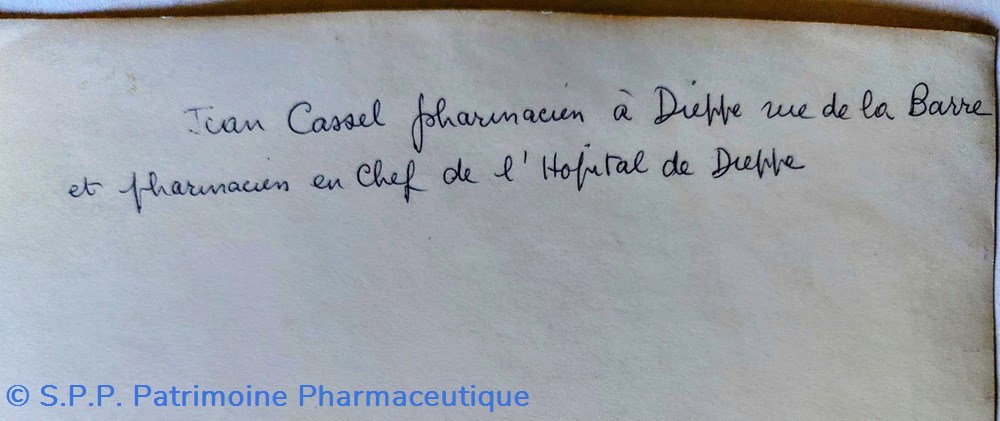 documents anciens photo un pharmacien en 1948
