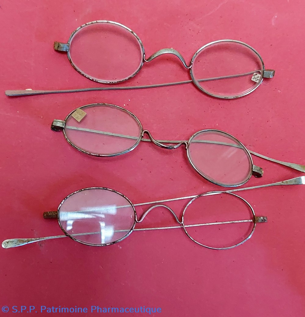 science pharmacie lunettes essais avec branches droites