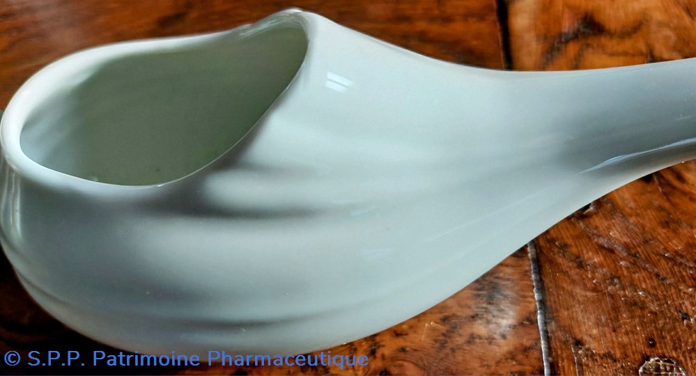 science pharmacie canard ou biberon de malade en porcelaine