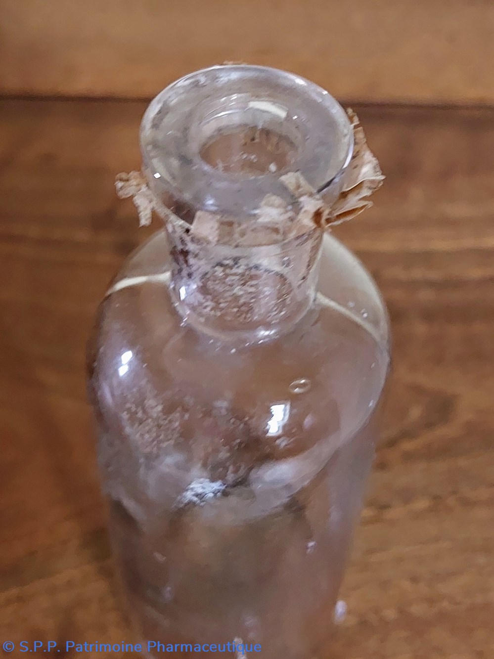 13 - Flacon cylindrique forme bouteille en verre 2 science pharmacie 13 flacon cylindrique forme bouteille en verre