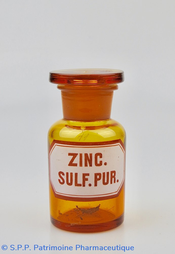 Flacon de pharmacie en verre ambré petit modèle à étiquette banche et rouge science flacon de pharmacie en verre ambre petit modele a etiquette banche et rouge