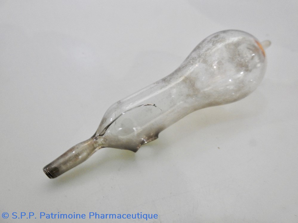 science pharmacie ampoule en verre accidentee
