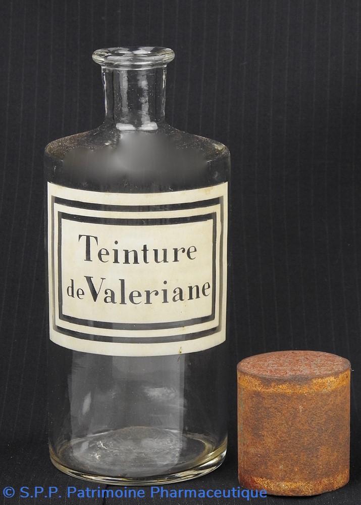Flacon en verre petit modèle étiquette blanche Pharmacie RAVASSE 3 science flacon en verre petit modele etiquette blanche pharmacie ravasse