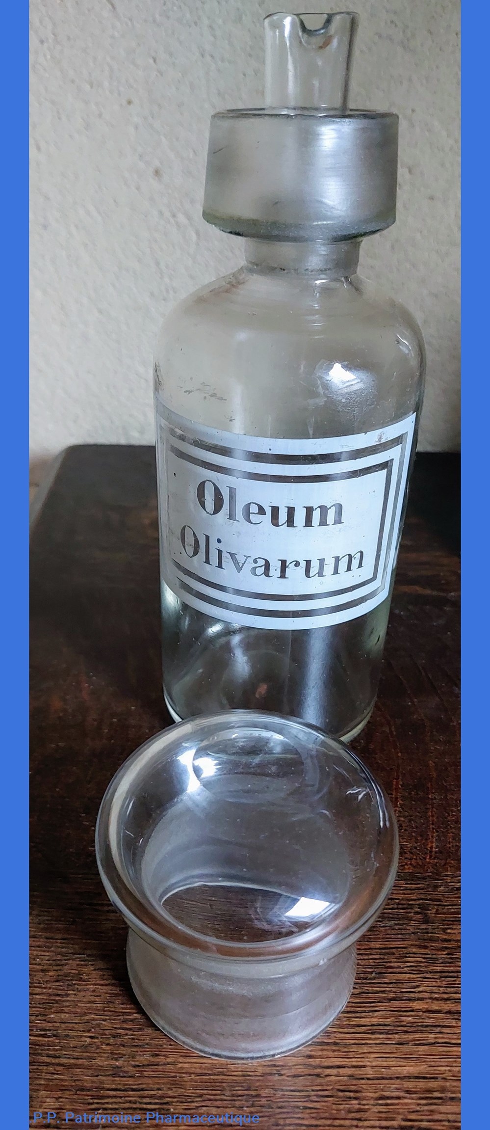 Bouteille verseuse en verre "Oleum Olivarum" 7 science pharmacie bouteille verseuse en verre oleum olivarum