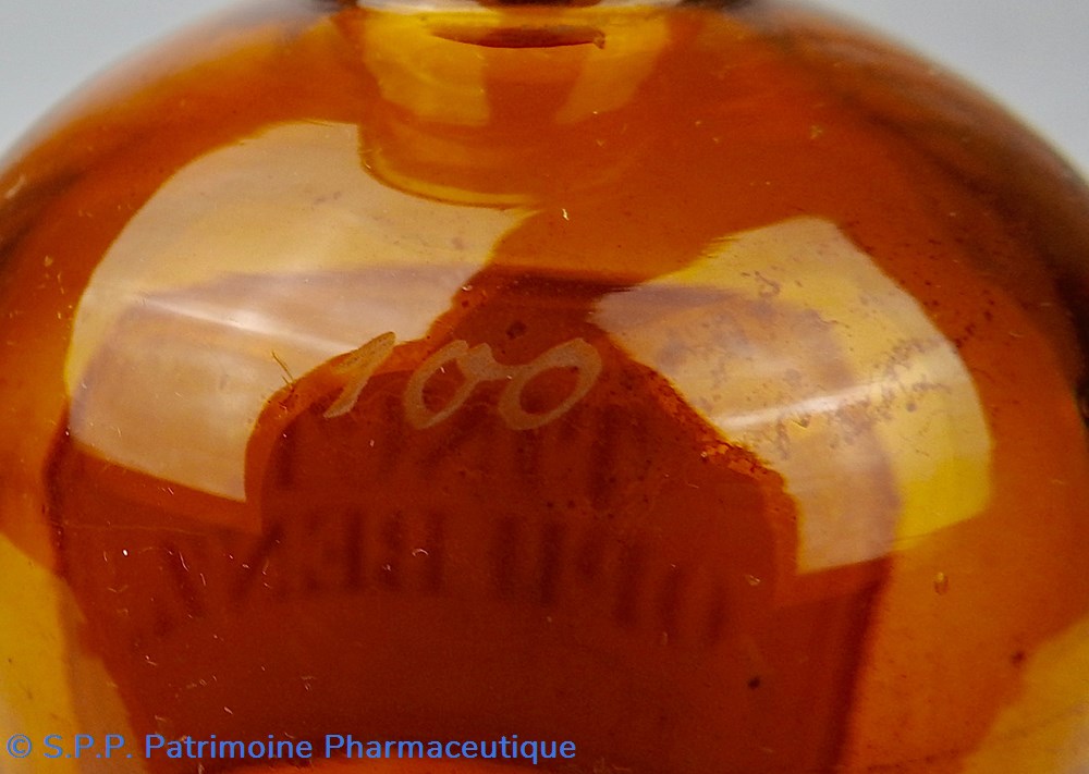 science flacon de pharmacie en verre ambre moyen modele a etiquette blanche et rouge forme bouteille