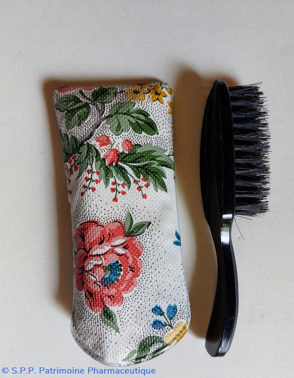 Dr CHARCOT / Brosse de voyage 2 objets publicitaires dr charcot brosse de voyage