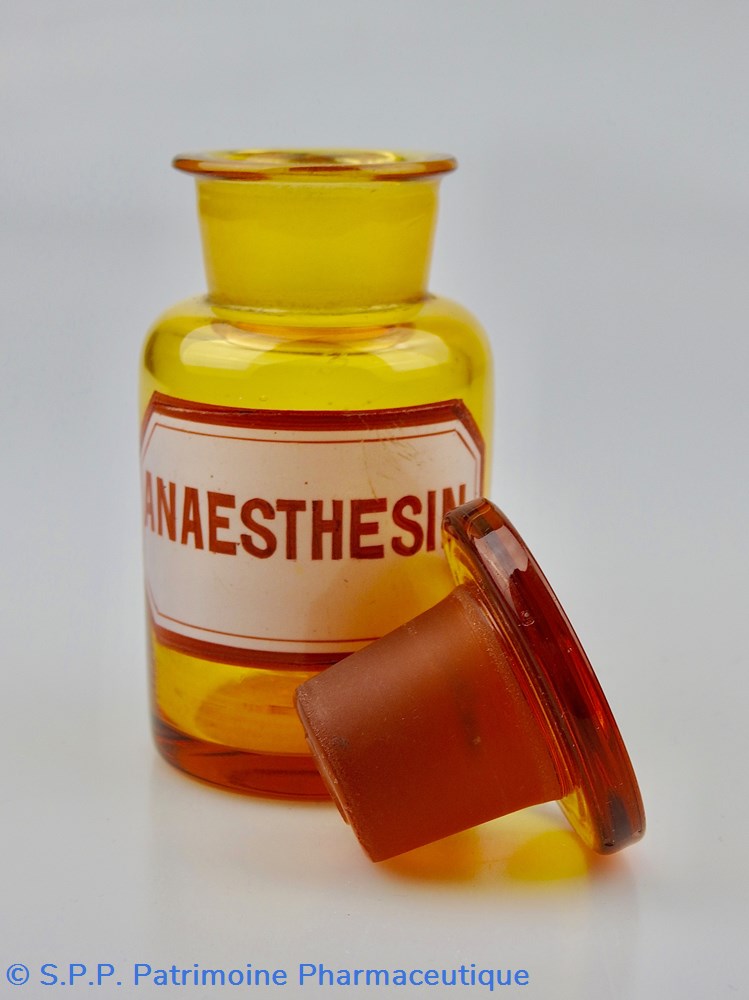 science flacon de pharmacie en verre ambre petit modele a etiquette blanche et rouge