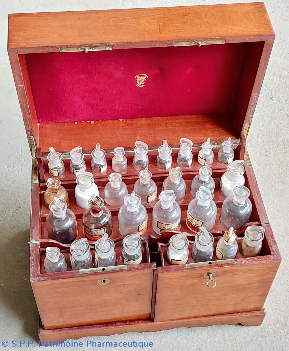 Pharmacie portative de voyage / coffret acajou complet 6 science pharmacie portative de voyage coffret acajou complet