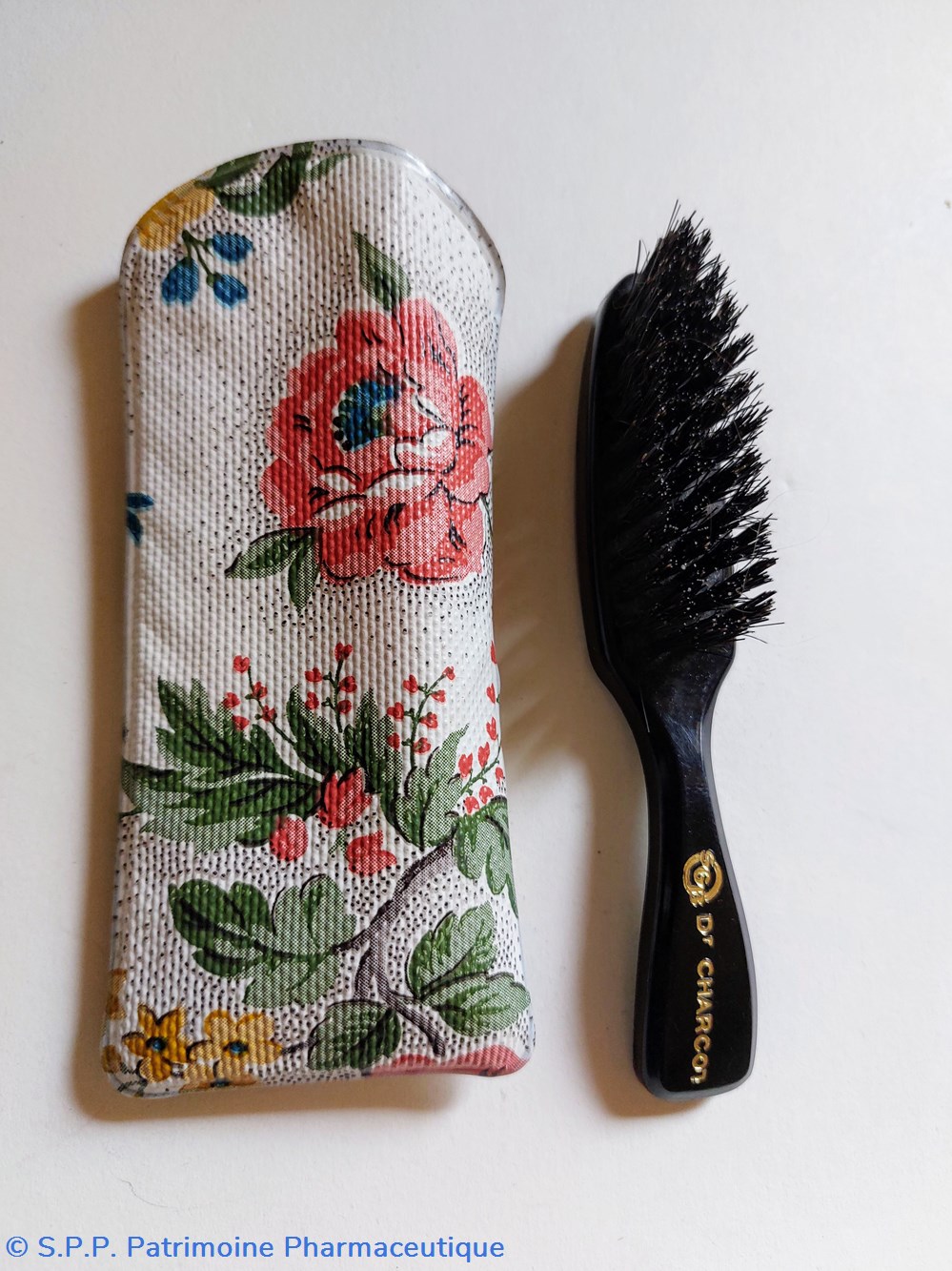 Dr CHARCOT / Brosse de voyage 3 objets publicitaires dr charcot brosse de voyage