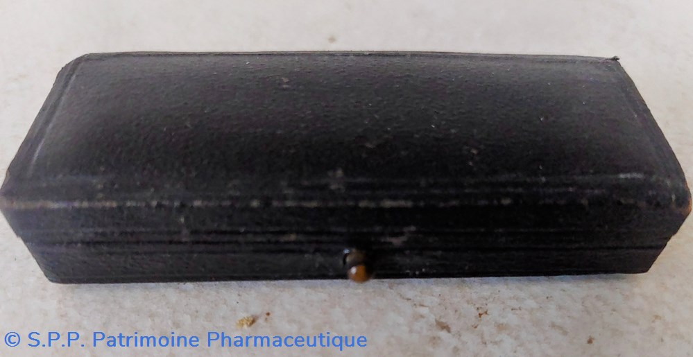 science pharmacie trousse urgence de poche petite seringue