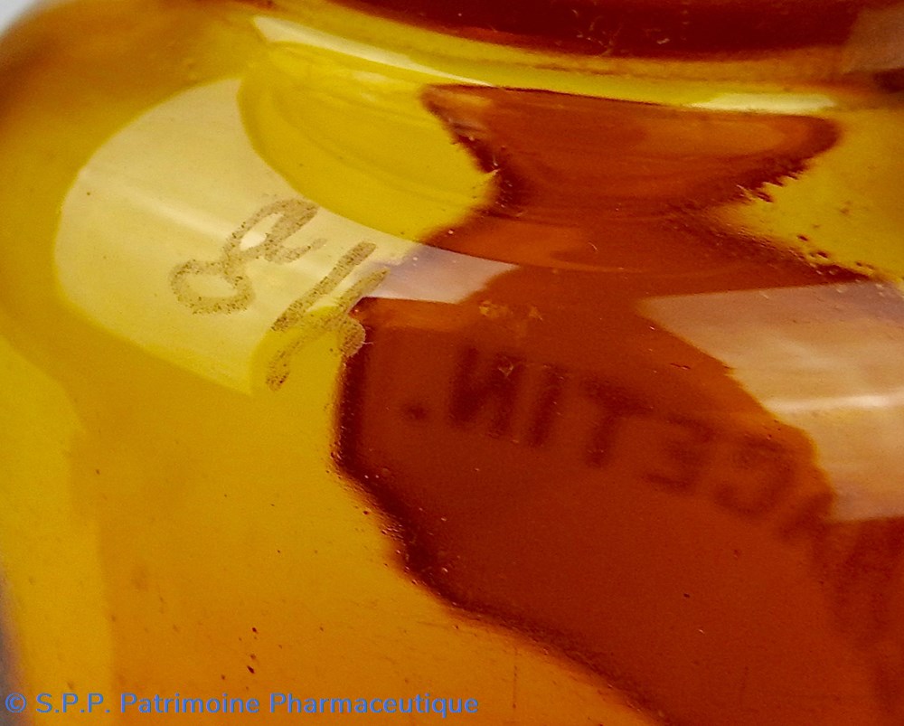 science flacon de pharmacie en verre ambre moyen modele a etiquette blanche et rouge