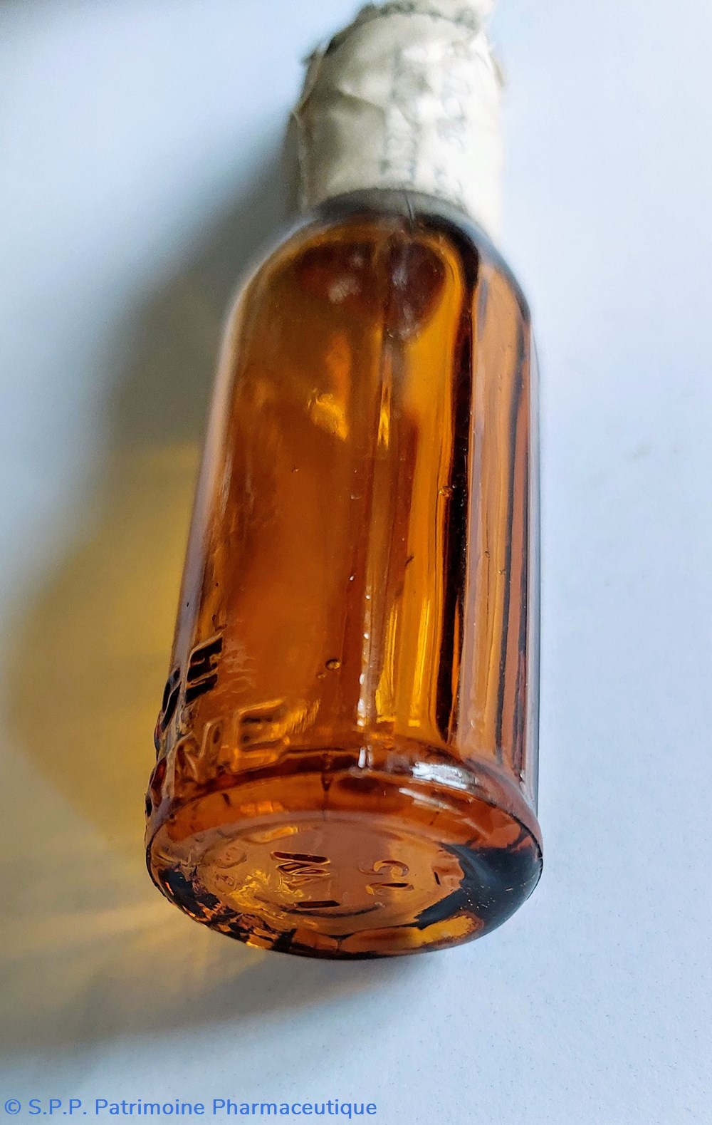science pharmacie petit flacon vide demi cylindrique et 6 pans