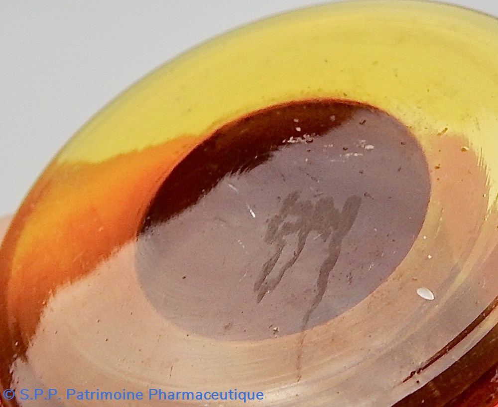 science flacon de pharmacie en verre ambre moyen modele a etiquette blanche et rouge forme bouteille