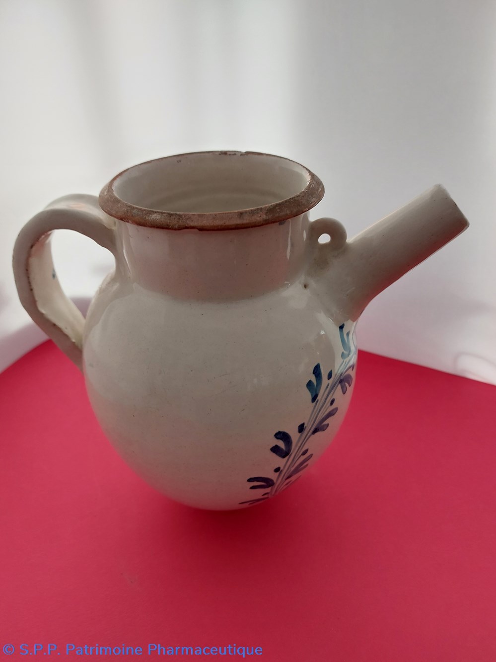 science pharmacie chevrette nevers faience decor feuillage bleu sur fond blanc