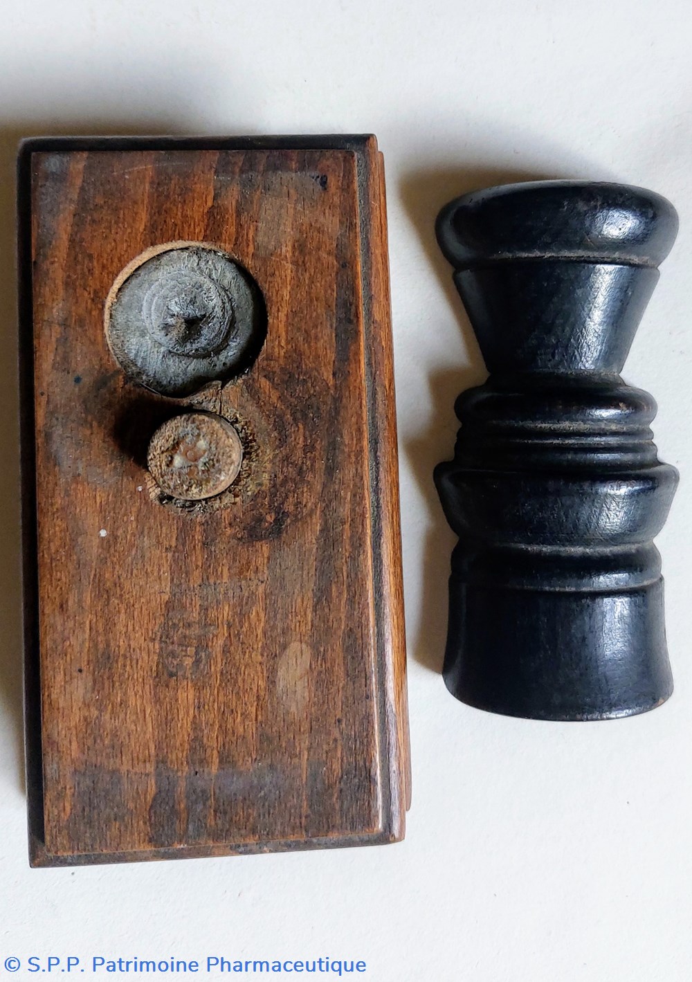 Objet en bois non identifié 4 science pharmacie objet en bois non identifie