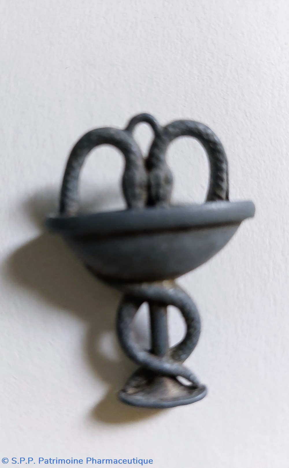 Caducée en alliage petit format 4 *3 cm science pharmacie caducee en alliage petit format 4 3 cm