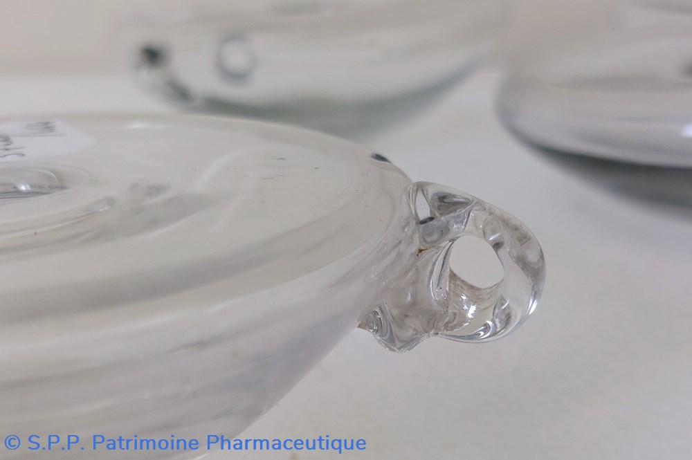 science pharmacie bouts de seins en verre