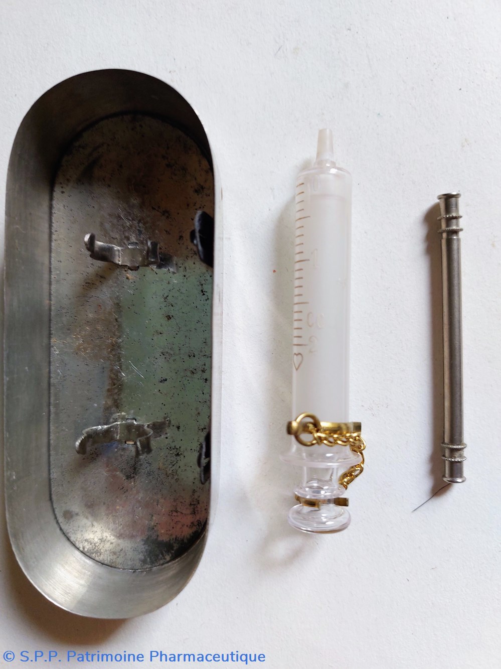 Seringue 7 cm graduée dans boîtier inox 9.5 cm 2 science pharmacie seringue 7 cm graduee dans boitier inox 9 5 cm