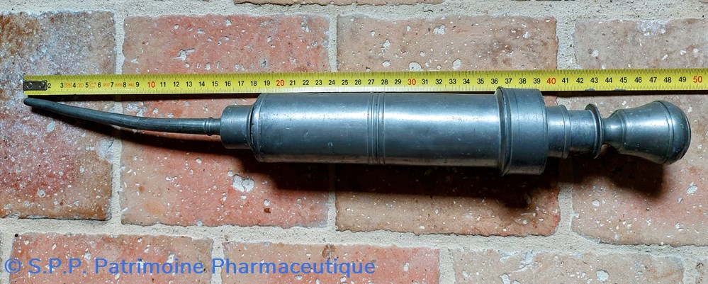 science pharmacie seringue a clystere en etain