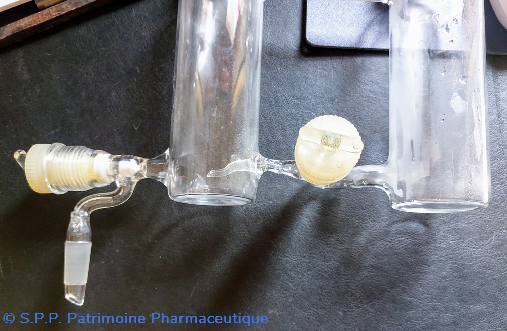 Dispositif de laboratoire en verre 5 science pharmacie dispositif de laboratoire en verre
