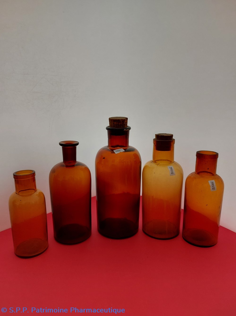 Lot de 5 bouteilles "anonymes" en verre ambré de différentes contenances . 3 science pharmacie lot de 5 bouteilles anonymes en verre ambre de differentes contenances