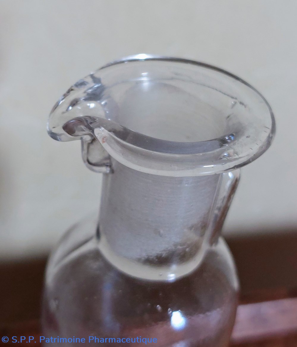 science pharmacie 8 flacon cylindrique avec un bec verseur et une anse