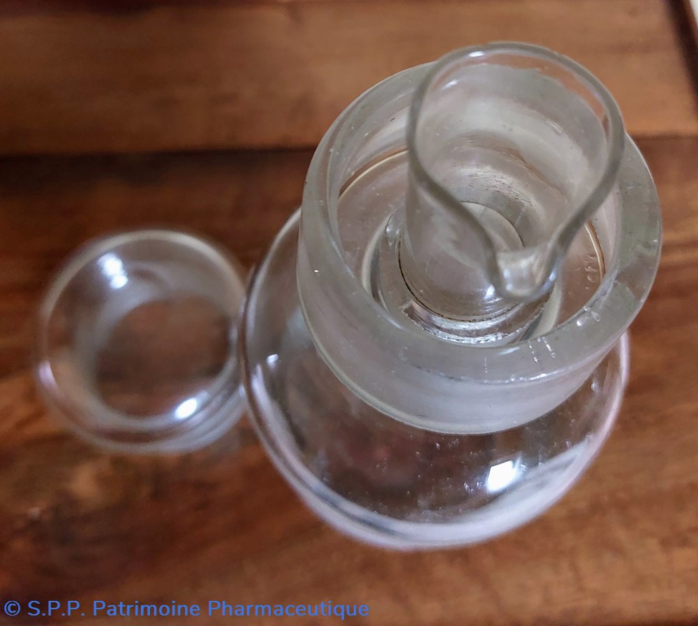 Bouteille verseuse en verre "Oleum Olivarum" 5 science pharmacie bouteille verseuse en verre oleum olivarum