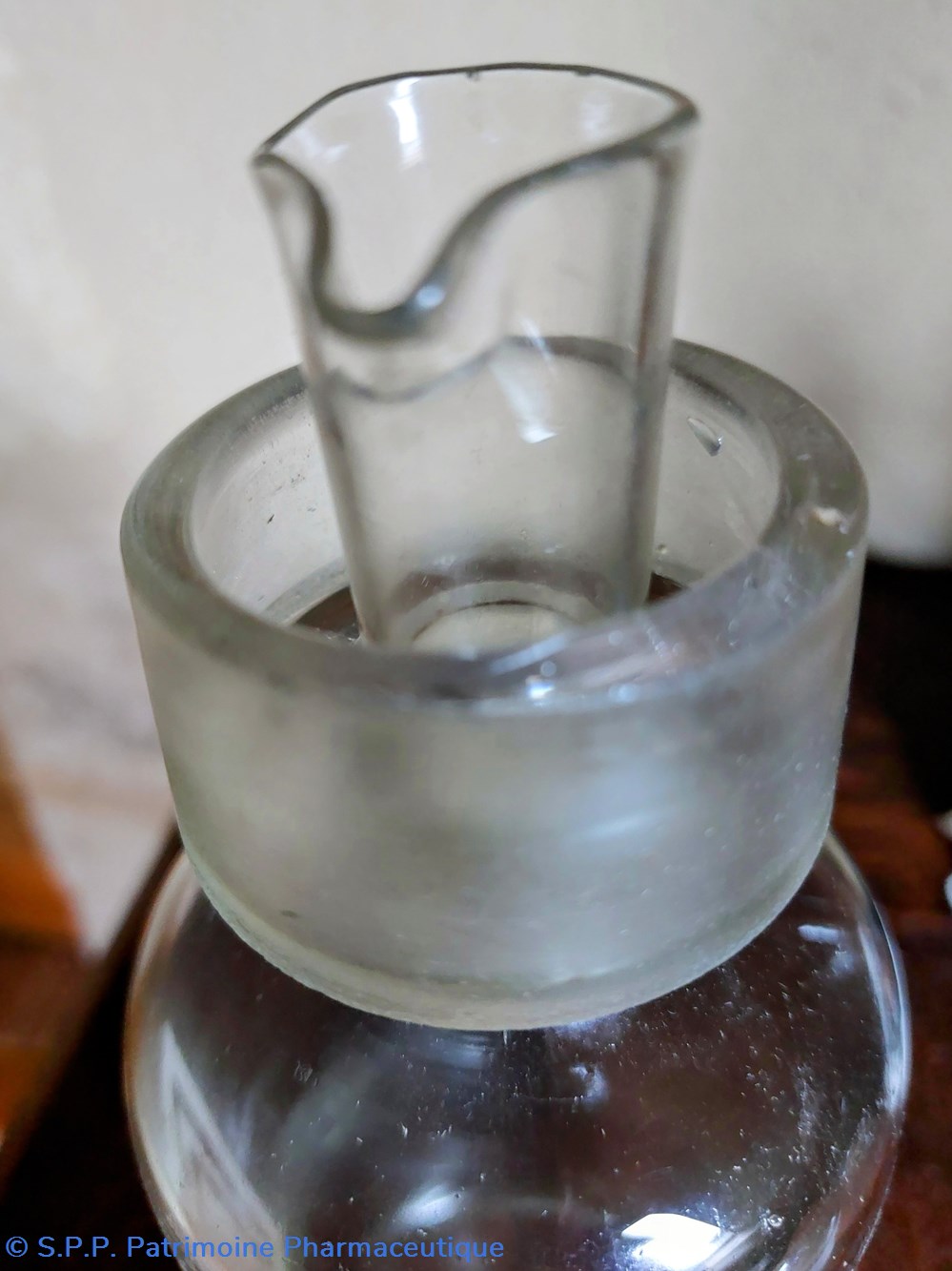 Bouteille verseuse en verre "Oleum Olivarum" 8 science pharmacie bouteille verseuse en verre oleum olivarum