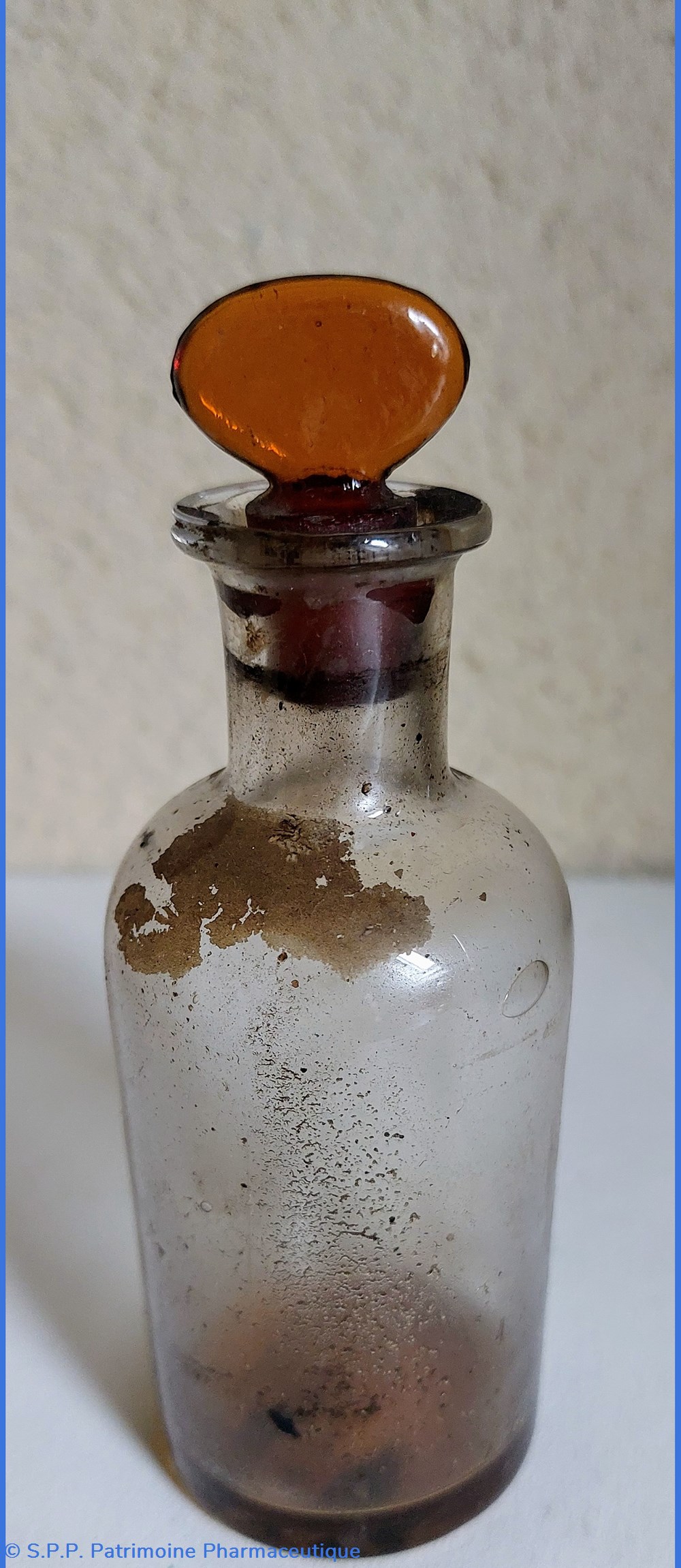 9.5 - Petit flacon en verre science pharmacie 9 5 petit flacon en verre