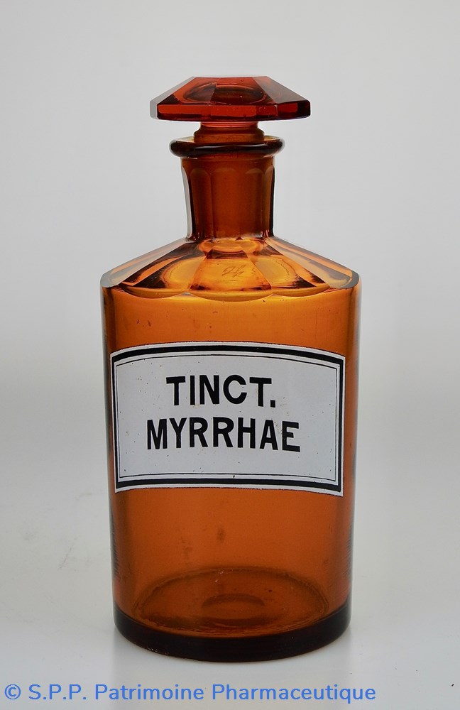Flacon de pharmacie en verre ambré moyen modèle à étiquette blanche et noire science flacon de pharmacie en verre ambre moyen modele a etiquette blanche et noire