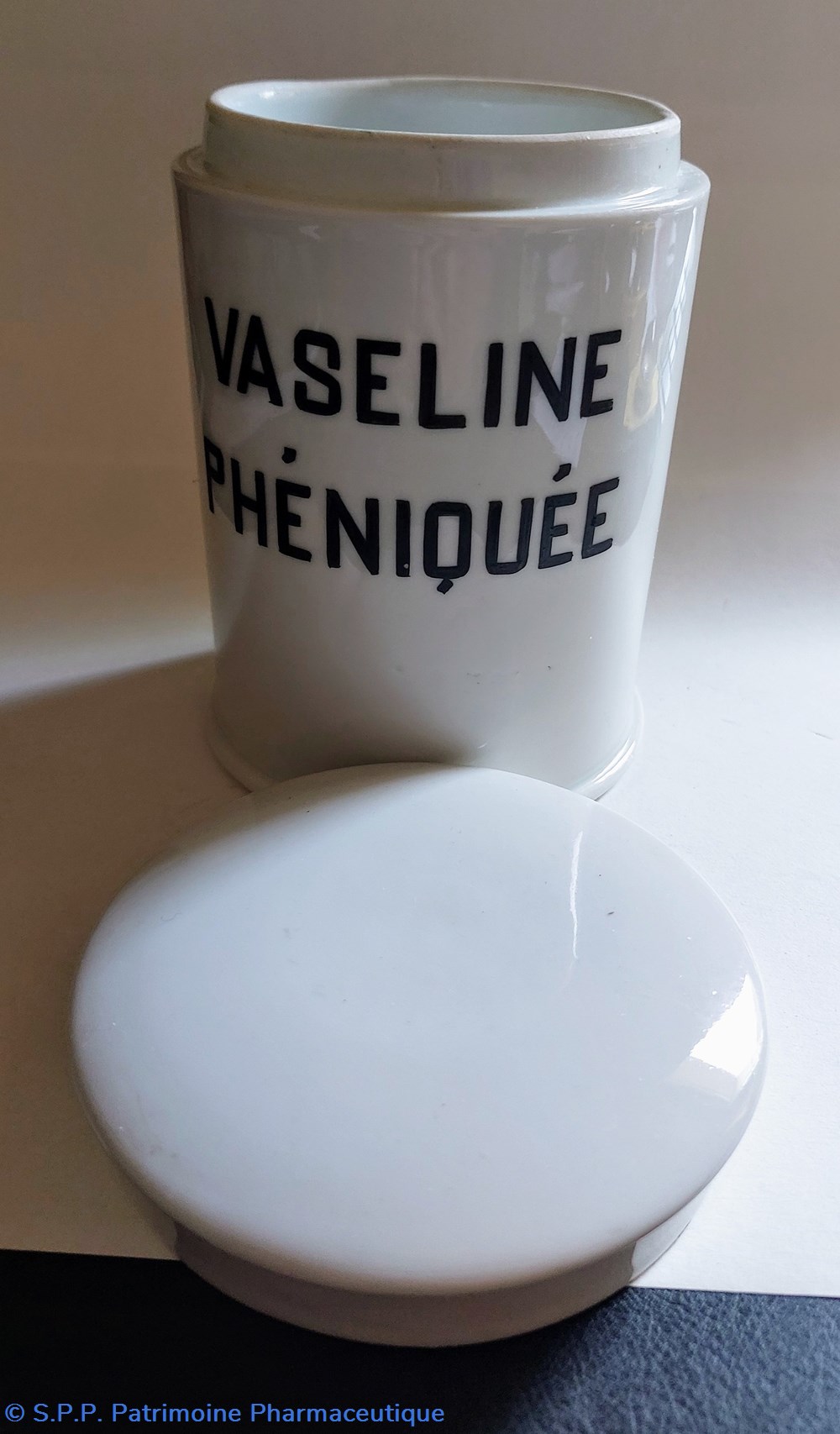 science vaseline pheniquee pot de pharmacie